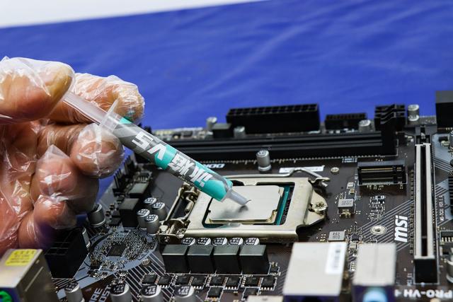 散热器|电脑温度下来了！我亲自动手体验鑫谷冰焰V5高性能导热硅脂