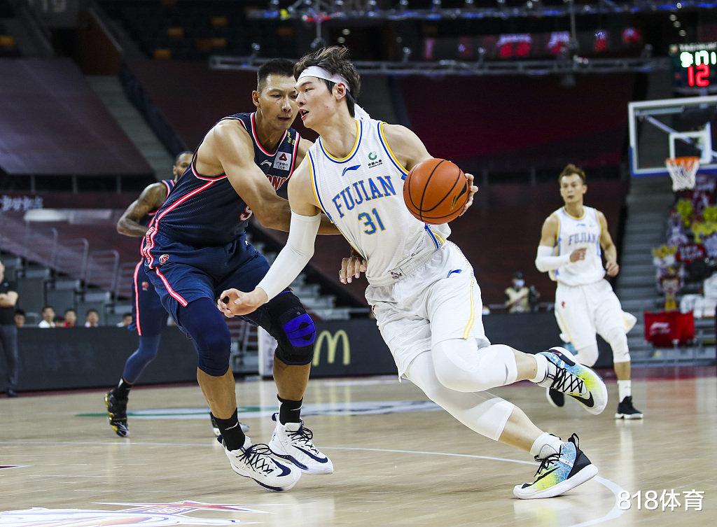 『监控视频』被易建联半场打爆,王哲林提前8分钟愤而离场,一巴掌拍飞一水瓶