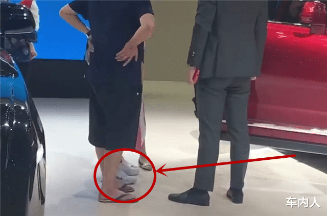 『劳斯莱斯库里南』“熔岩红”库里南被一广东人看中,人家穿“人字拖”,销售很热情