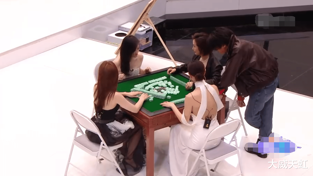 张靓颖|张靓颖晚会休息区打麻将，看完另外三位牌友后，网友：还缺人吗？