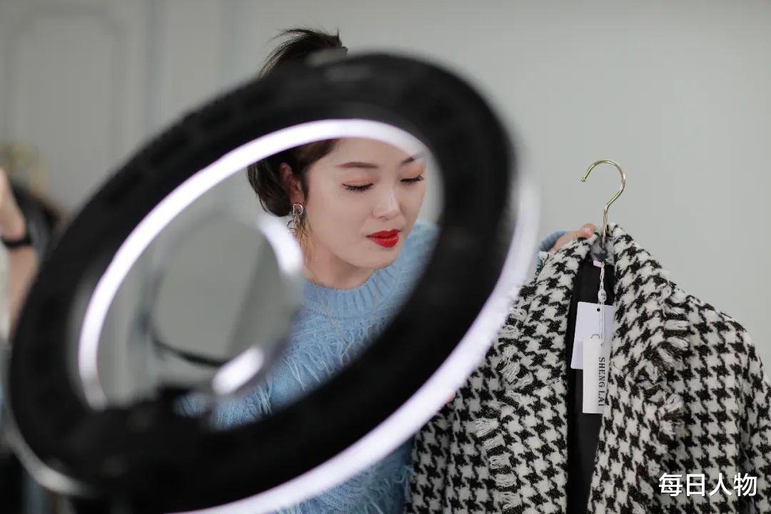 电子商务|大佬亲自下场带货,明星直播倒贴千万,电商直播背后的贴身肉搏