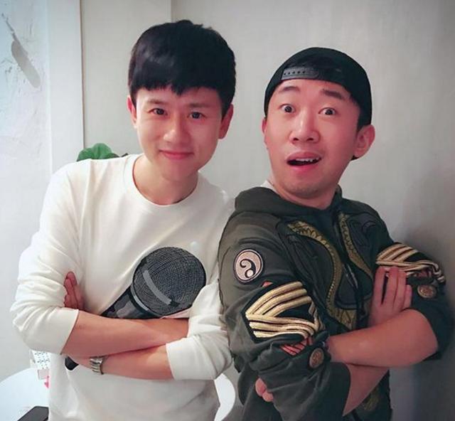 晒晒杨迪如今住的房子，厨房连橱柜也没有，勺子什么都是挂在墙上