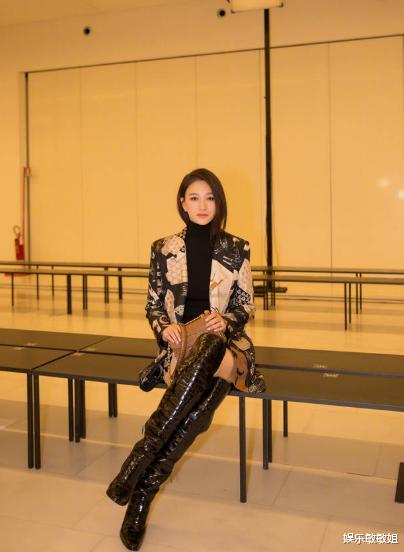 「连衣裙」李小冉久违亮相，身穿拼接连衣裙瘦到撑不起来，剪短发格外减龄