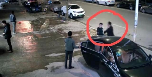 |男子街头和3女子互殴，衣服被扯破，脸上也被抓出血痕：太狠了