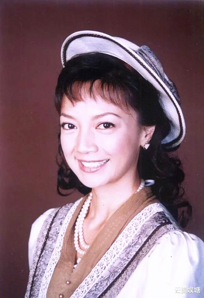 港姐杨婉仪近照气质优雅,曾替老公还债抵押后冠,却被告知不值钱