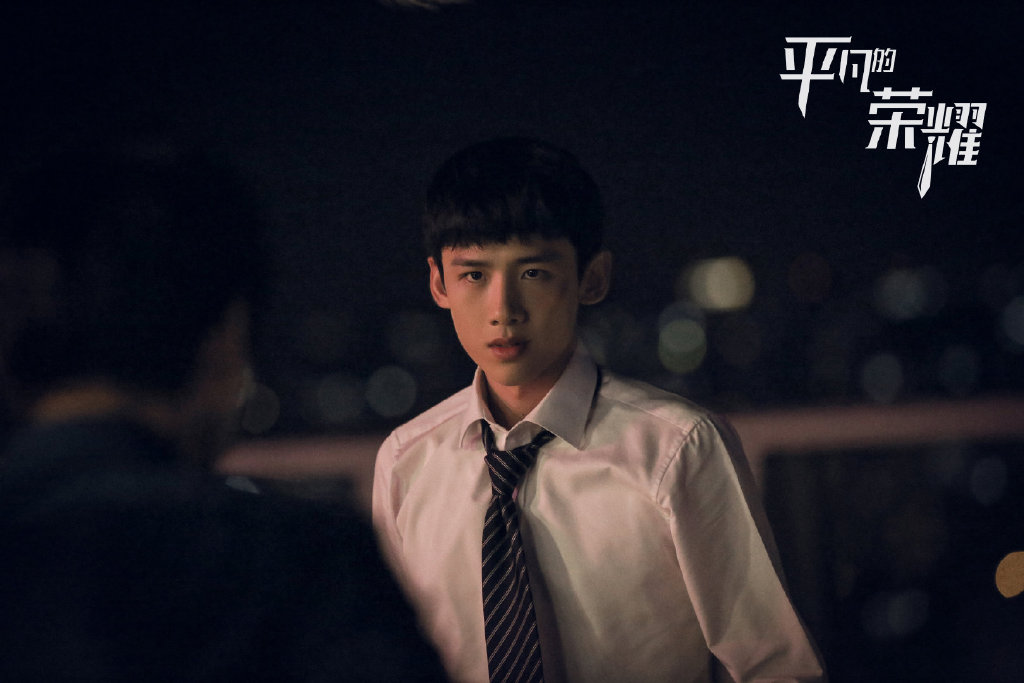 平凡的荣耀|《平凡的荣耀》白敬亭感情戏引发热议，你觉得这剧需要感情戏吗？