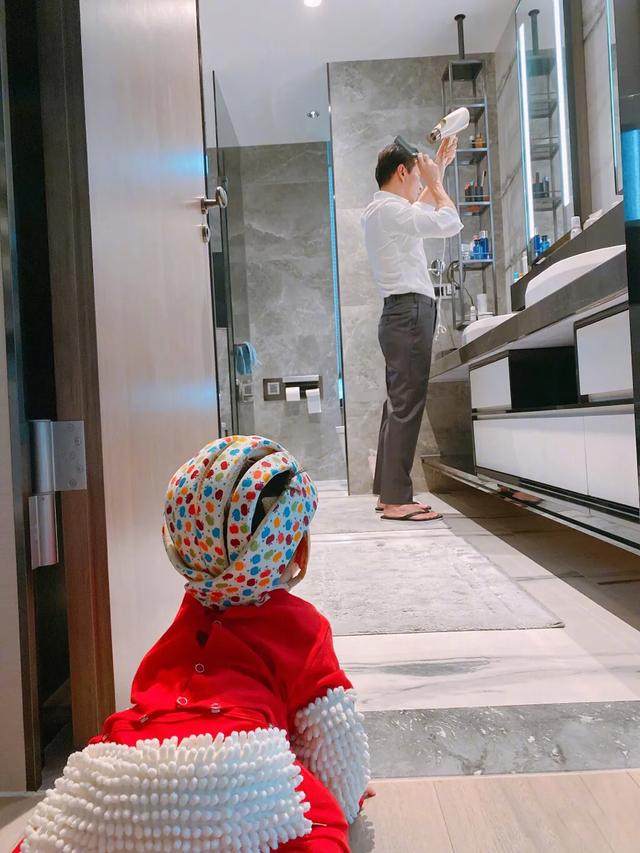 『安以轩』安以轩给儿子穿“拖地装”学爬软萌可爱，老公出镜方式总裁范十足