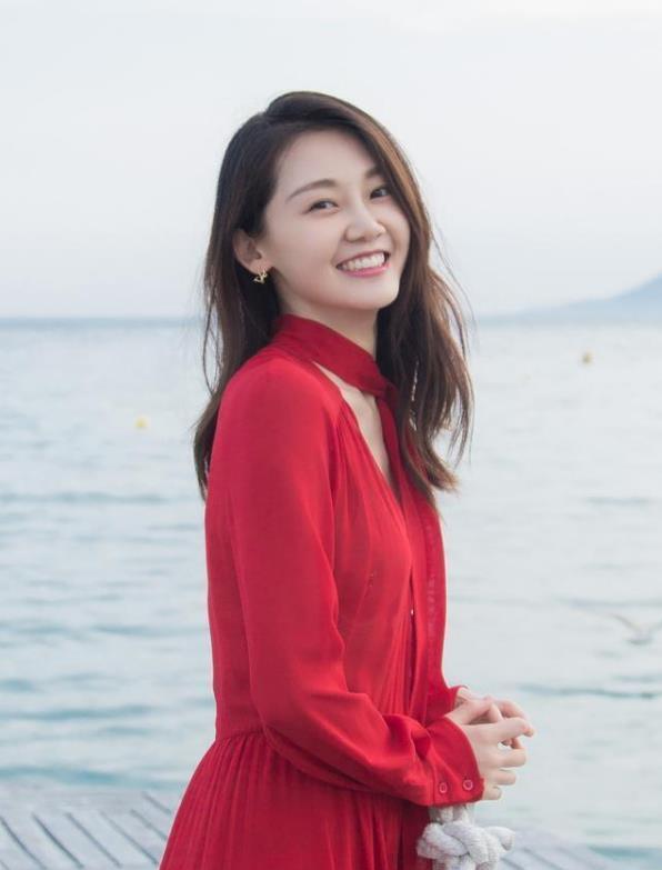 「郑恺」郑恺苗苗高调牵手：公开身份，是对一份感情的基本尊重！