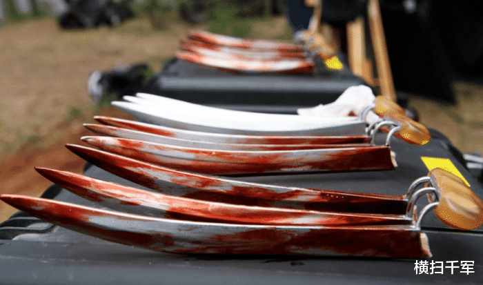 『金刚狼』金刚狼：我的爪子是道具！海拉：我的角是道具！他：我全是道具！