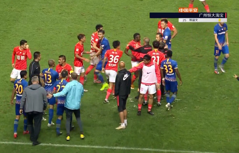 郑智|恒大苏宁球员爆发冲突，谁注意到卡纳瓦罗与郑智的行为？差距太大