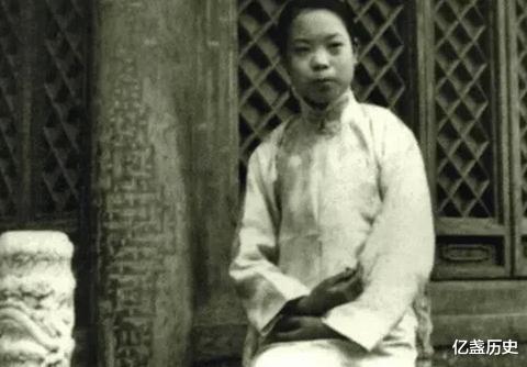 亿盏历史|他娶了个工厂女工，总感觉她气质不凡，6年后才知她竟是末代皇妃