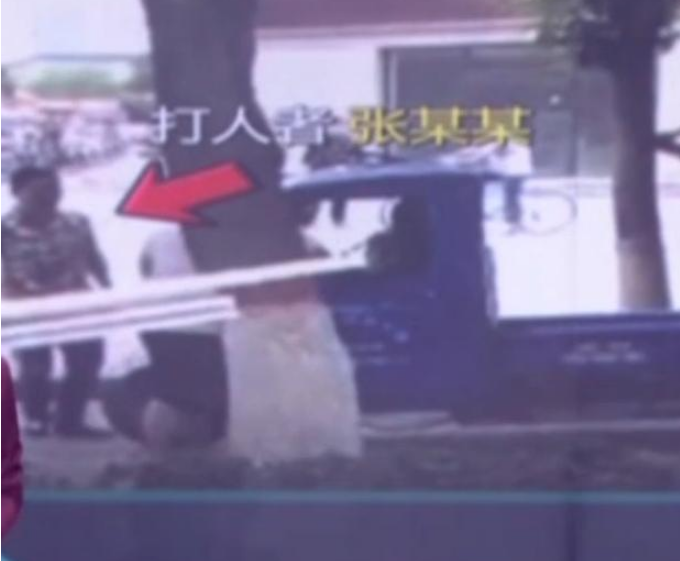 三轮车|装修工人救下女孩，不料对方家长拿出砍刀大打出手：谁叫你碰的孩子！