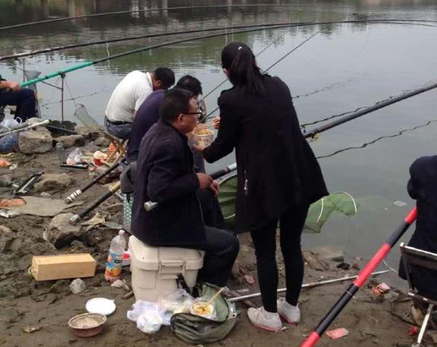 「」五一假期，看见这样的钓鱼人就是一脸嫌弃