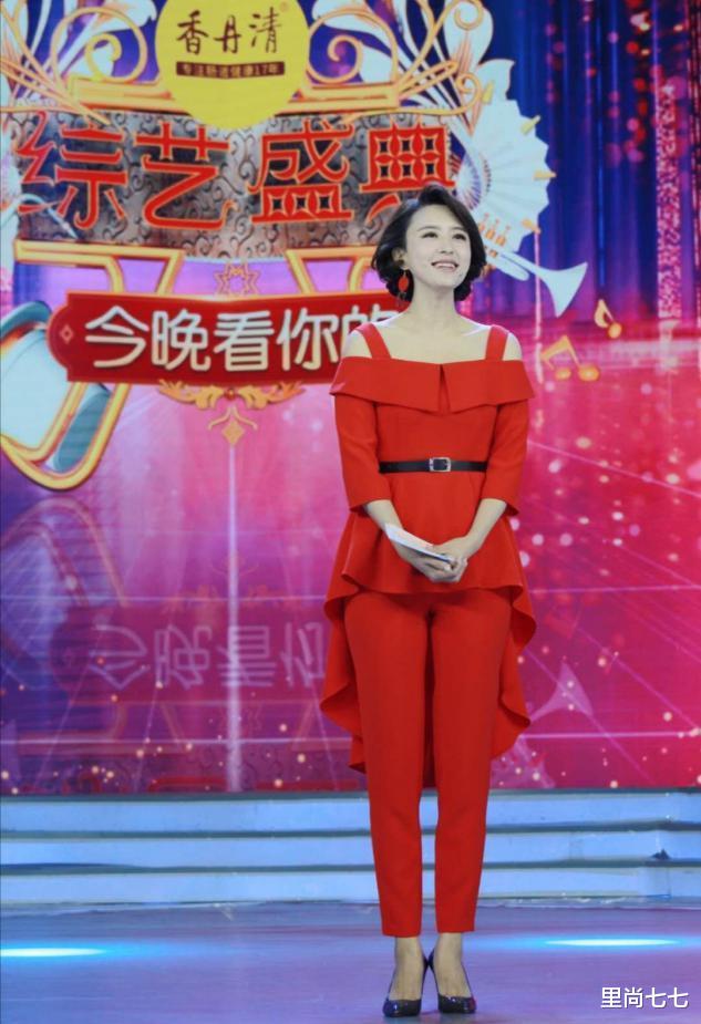 短发|服了张蕾！41岁还像小姑娘，剪短发后减龄太多差点认成了董卿