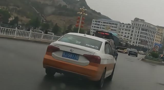 比亚迪|街头现大众捷达，这车牌太“牛”了，交警：自己发的号，含泪放行
