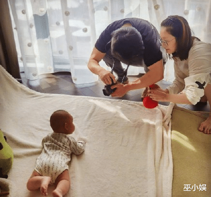 郑恺|郑恺晒女儿百日照，妻子苗苗素颜出镜，颜值下滑苍老似大妈