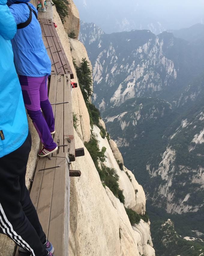 华山|我国的西岳华山、东岳泰山和黄山，哪个更值得一去呢？