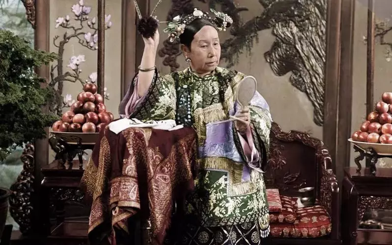 翡翠|全国第一败家女：鞋底镶珠宝，手镯7000万，连指甲都是翡翠！