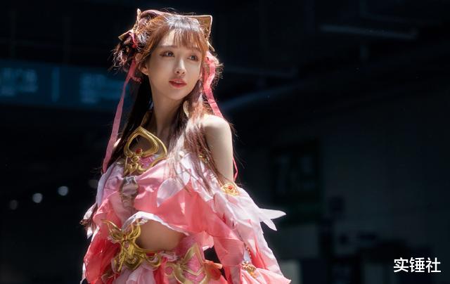 lpl|JDG打LGD没人看？二台女解说现场换鞋涨粉5万！LPL观众太真实