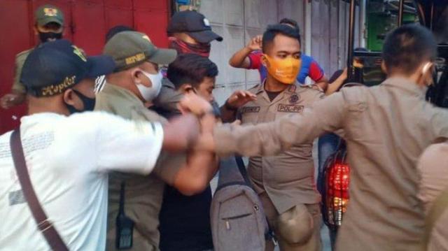 睹图|男子发现妻子与商店老板有染假装不知,之后报警将两人抓个现行