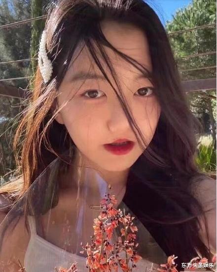 #李亚鹏#李亚鹏忧心李嫣滞留国外，一脸胡茬坐镇自家餐厅，愁容满面抽闷烟