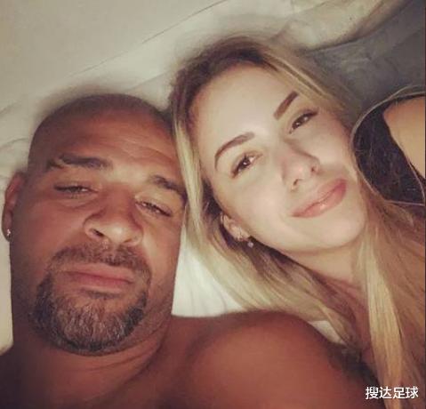 欧洲@原本能拿2座金球？他29岁告别欧洲联赛，如今找了个小16岁女友