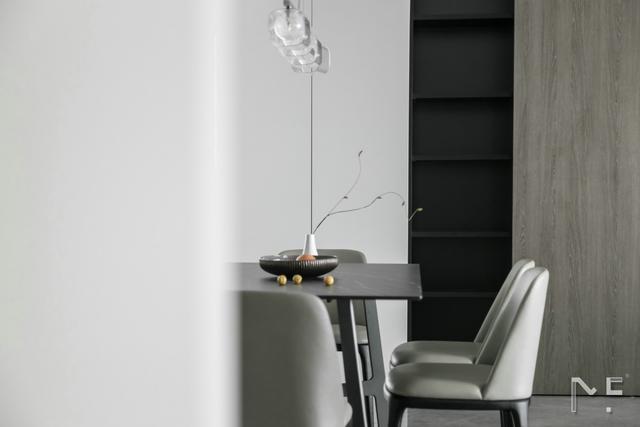 设计师|她家164㎡，仅以黑白灰为主色调，入户后却被吸引，越简单越高级