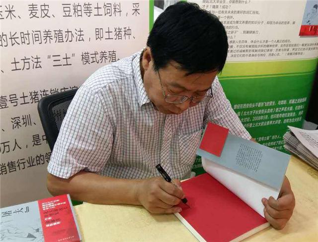 「泉州」北大高材生卖猪肉，被嘲笑20年，今为母校捐9亿，打破读书无用论
