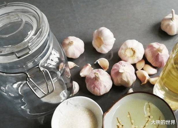 「大米」5月，大蒜刚上市，便宜时多买点，5种保存方法选一种，能吃一年！