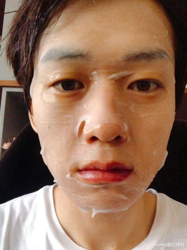 还敷着面膜晒了一张自拍,没想到魏大勋也是这么精致的猪猪男孩呢.