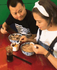|“如何用一句话炸出9年义务教育的漏网之鱼？”这神评真够一针见血！哈哈哈哈