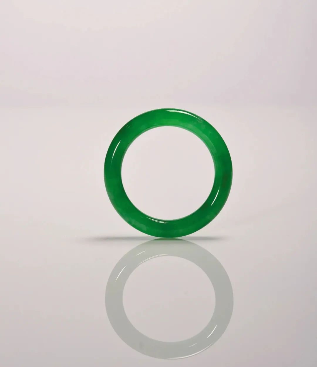 [翡翠]金有价而玉无价，她们手中的玉石之王 — 翡翠，有市无价