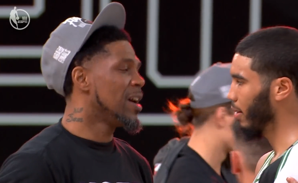 热火队|未来是你的！热火众将拥抱双探花，请注意巴特勒举动，颁奖典礼这么做？