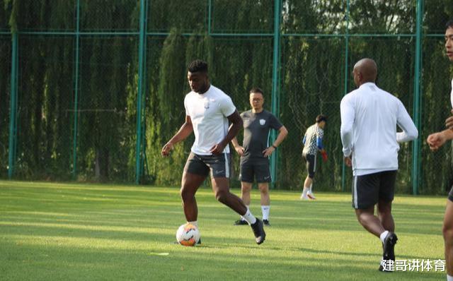 [石家庄永昌]石家庄永昌官方：训练吃住都在鲁能！球迷：关系真铁送鲁能外援吧