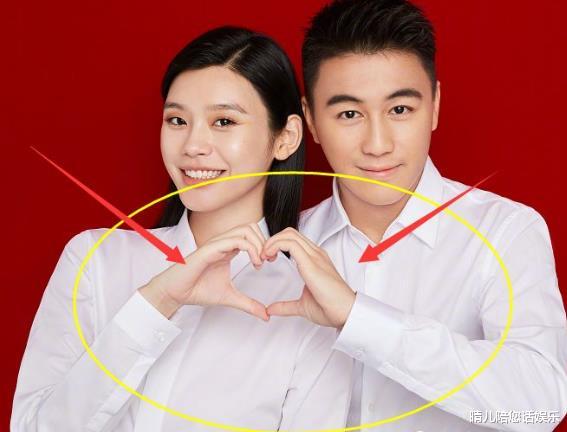 『郑恺』别人比心都用手，当看到苗苗和郑恺，夫妻关系一目了然！