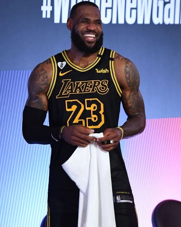 勒布朗·詹姆斯|疯狂破纪录！詹姆斯6项历史第一！詹眉组合成最强组合，没有之一