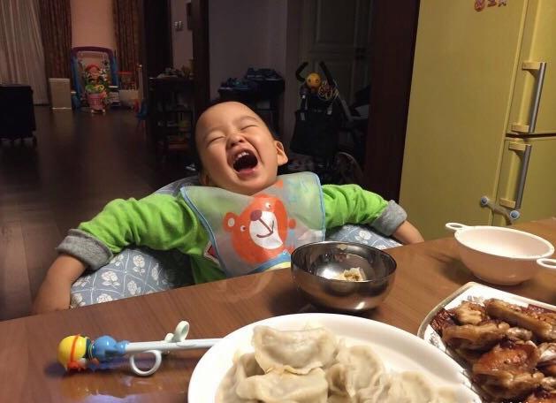 |带你参观于震的豪宅，家里有五个孩子，加长餐桌只能放在客厅里