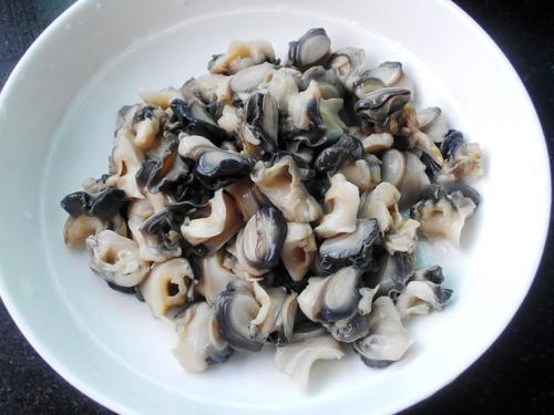 猪蹄▲它被誉为“淡水鲍鱼”，含钙量是海参的好几倍，才卖8块钱一斤！