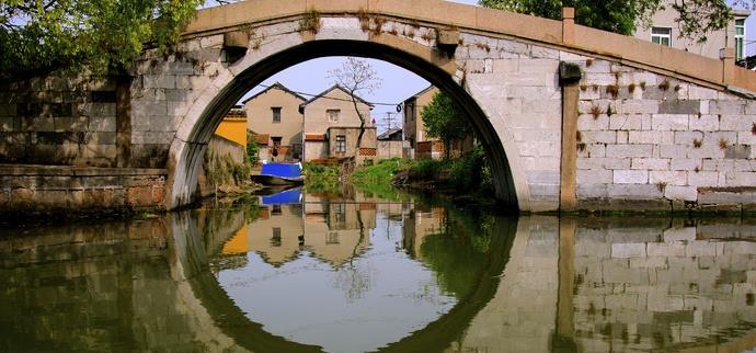 古镇：因桥得名的上海古镇，没有喧闹的人群商铺，仿佛被时光遗忘