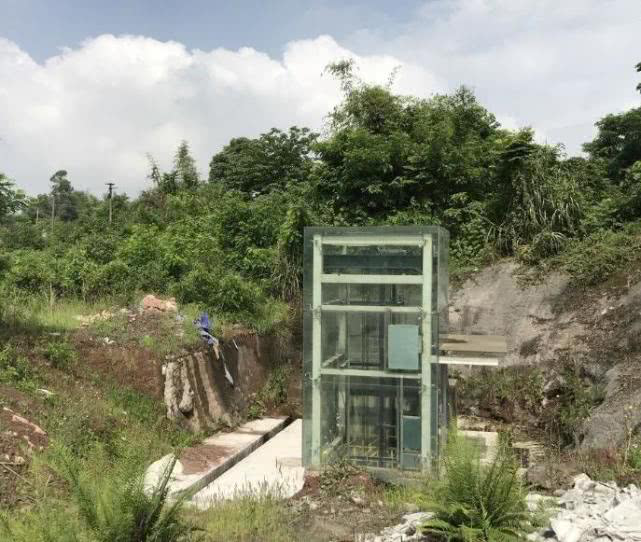 让人迷茫的重庆地铁站，闹市进站出站变荒山，地铁站：这就是个性