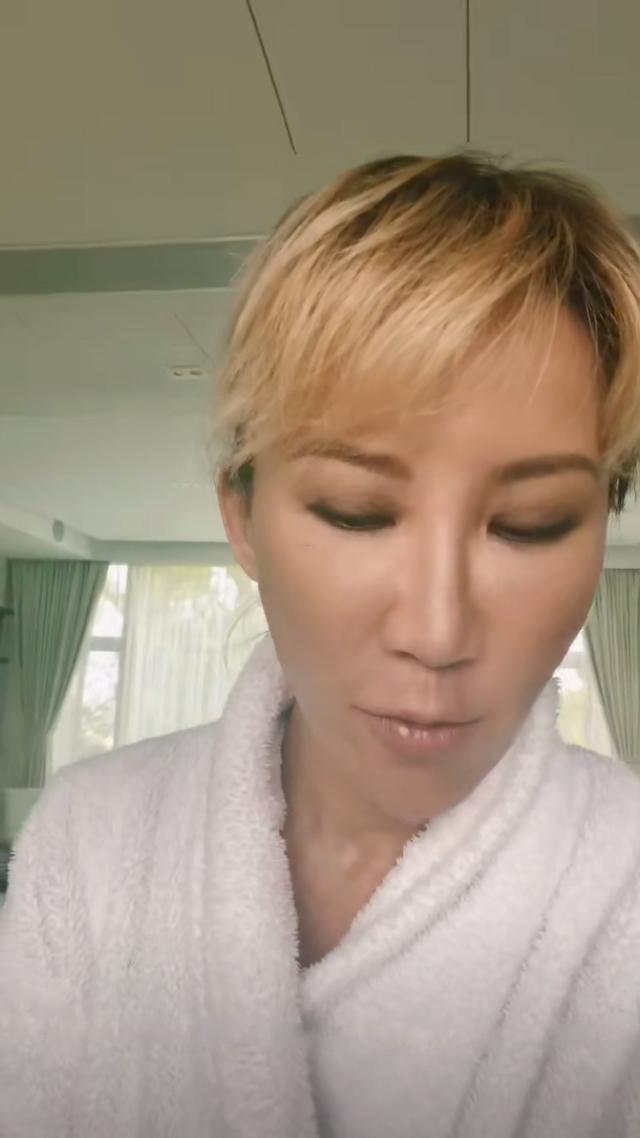 明星素颜|被李玟素颜吓到了，45岁还没老妈时髦显年轻，这张脸到底经历了啥