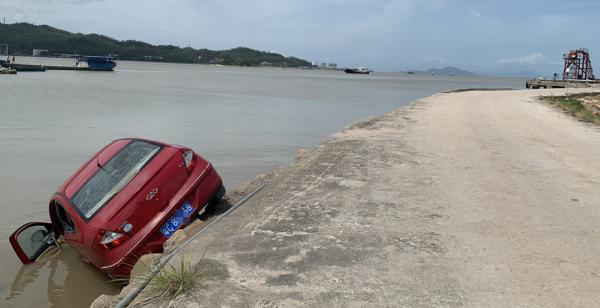 冰视频|珠海男子借80万途锐，开去看海竟冲进水里被淹没！拼命往岸边游……