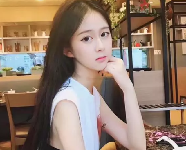 变形计@变形计：别人参加都是受苦，而她却谈起恋爱，节目后带走保镖当男友