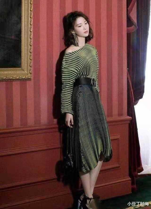 穿衣搭配|金晨到国外真“洋气”，穿绿色连衣裙配粗腰带，半马尾减龄又气质