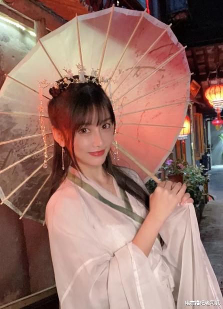 旭旭宝宝|她不愧是旭旭宝宝唯一主动合影的女主播！这身材与颜值，我酸透了