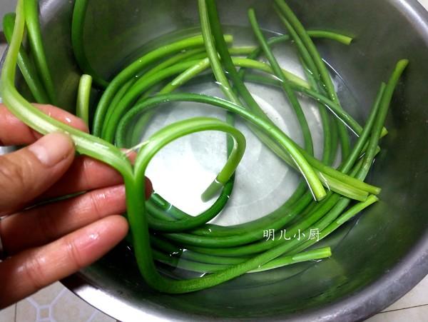 ■炒蒜苔，直接下锅炒是不对的，多加这一步，蒜苔翠绿鲜嫩还入味