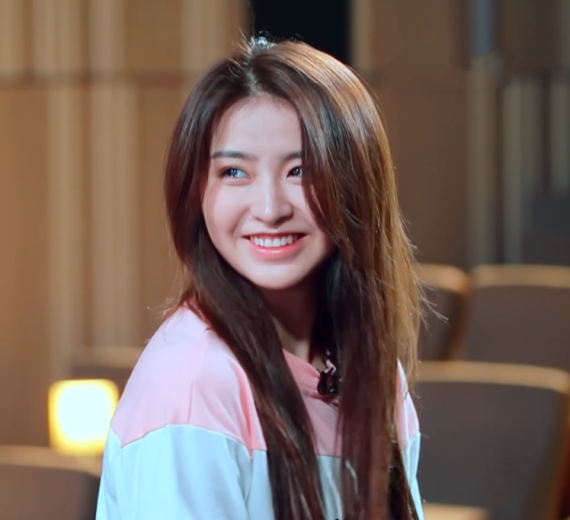 「金子涵」金子涵的大妹妹跳主题曲舞，妹妹的颜值和实力，不参加比赛可惜了