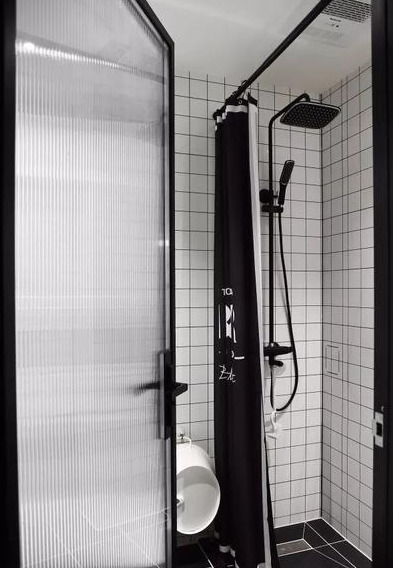 |这4款小卫生间的装修设计,非常流行,通过巧用浴帘实现干湿分离