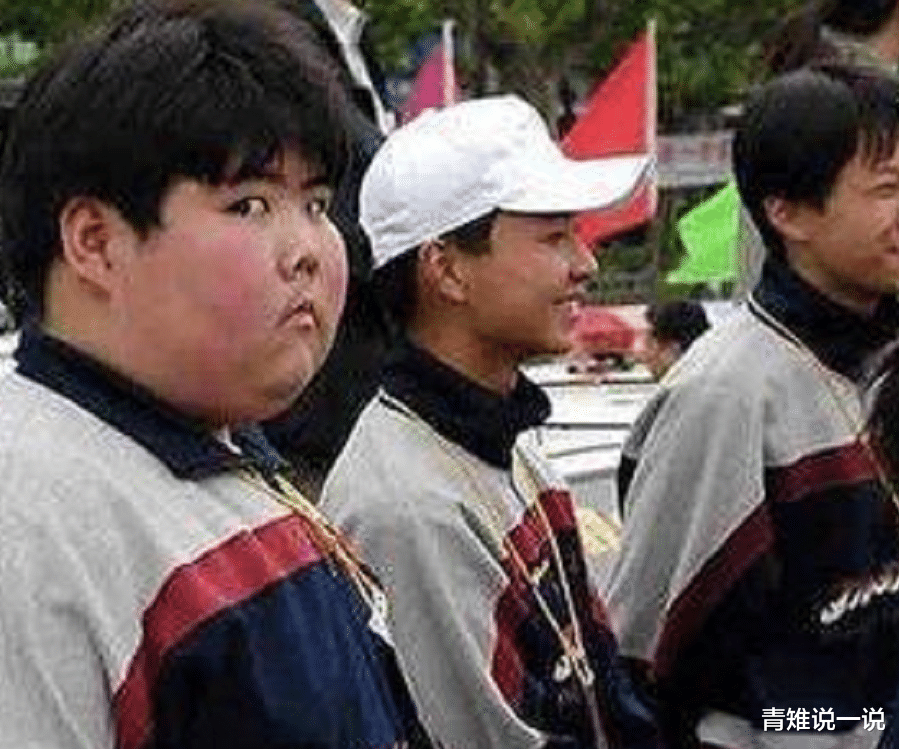 #杨恭如#还记得“一拍成名”的网红小胖吗？如今瘦得认不出，妻子女儿貌美如花