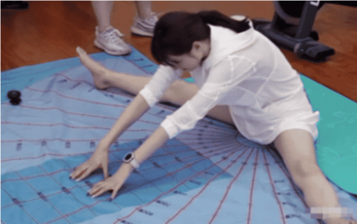 『朱之文』31岁沈梦辰究竟有多“野”?3分裤练劈叉,结果“想捂都捂不住”!